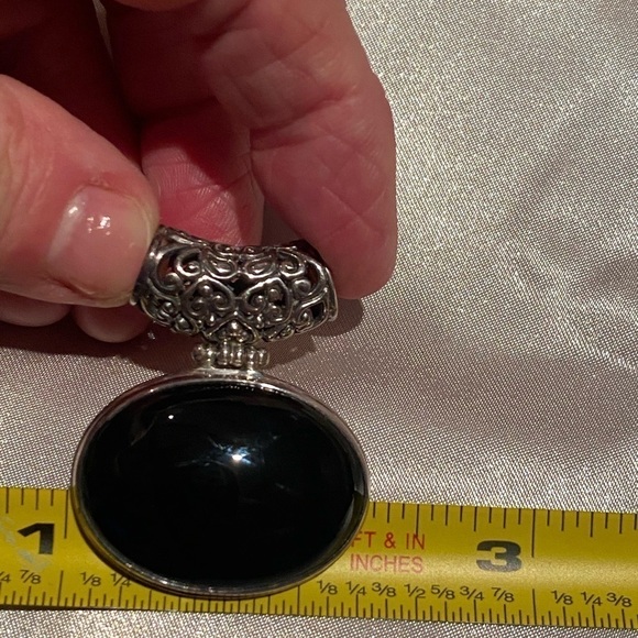 NEW Onyx 37mm .925 silver Oval scrollwork pendant - Picture 3 of 3